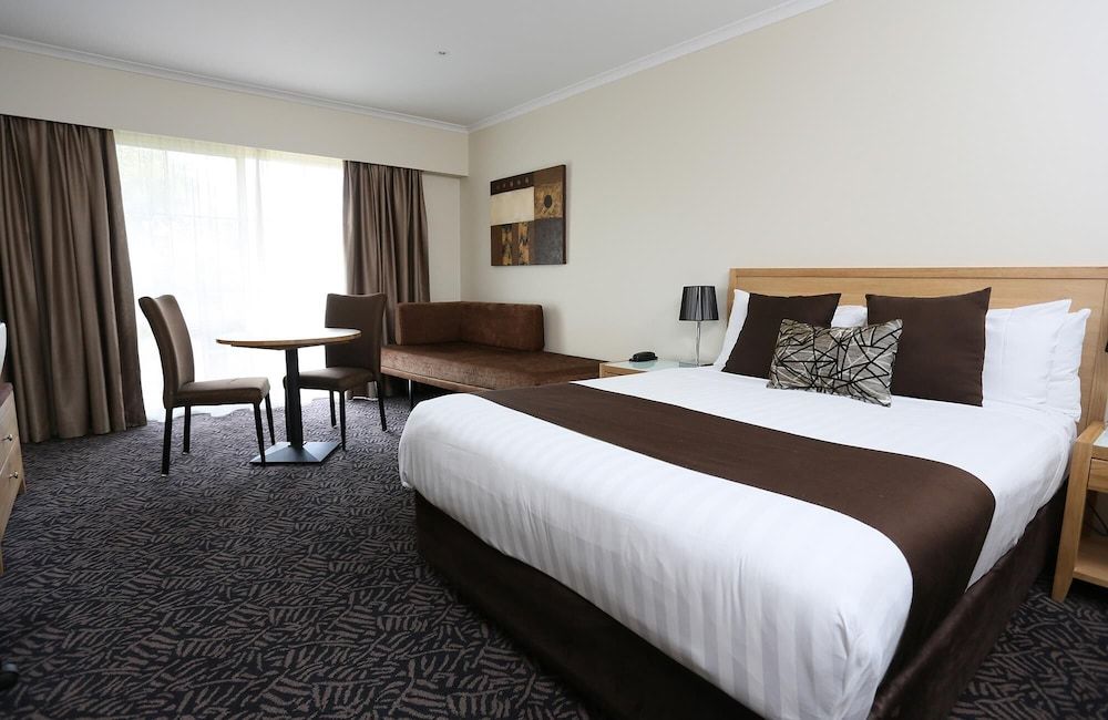 Deluxe Room, 1 Queen Bed, Non Smoking, Balcony (Walk-in Shower)
