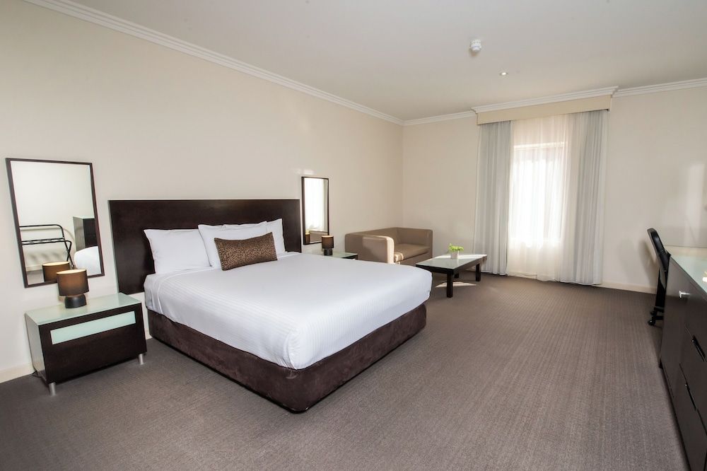 Standard Room, 1 Queen Bed, Non Smoking (Walk-in Shower)