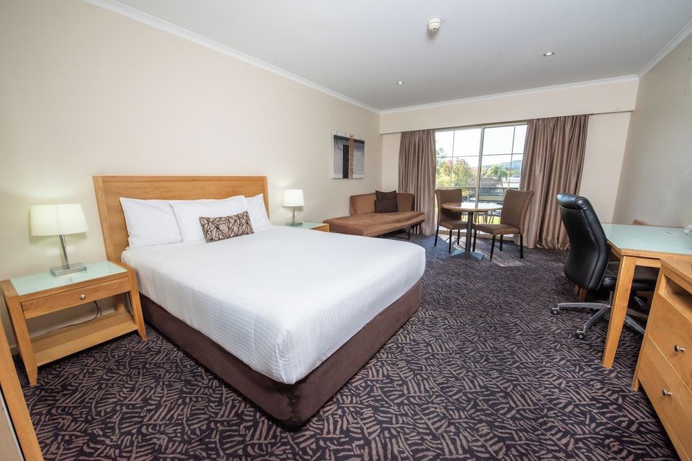 Deluxe Room, 1 Queen Bed, Non Smoking, Balcony (Walk-in Shower)