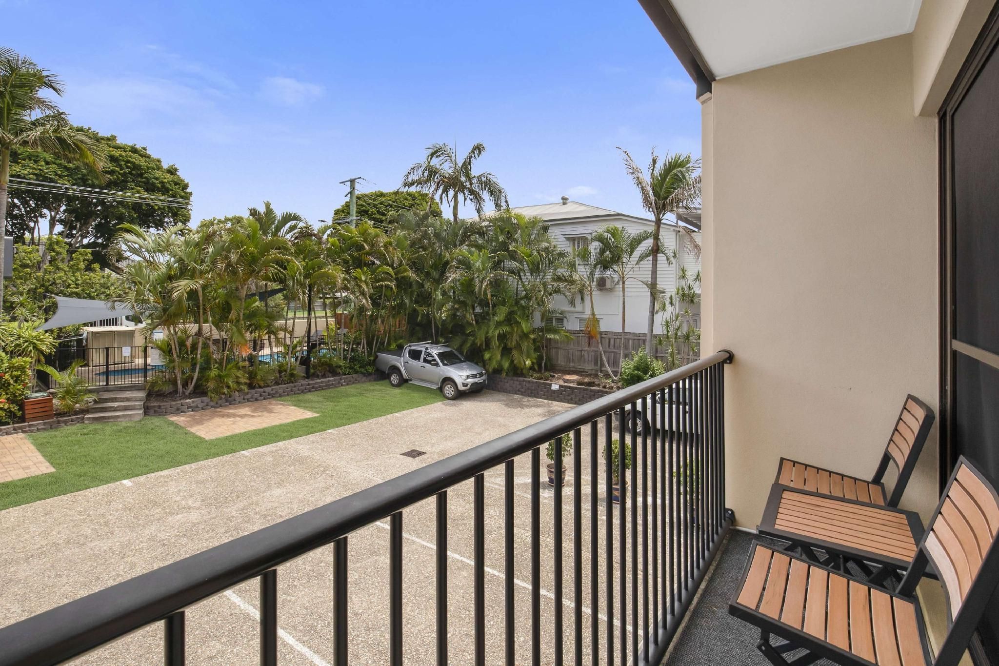 suite - 1 king 3 singles, non-smoking, kitchenette, wi-fi, flat screen television, living room, dini