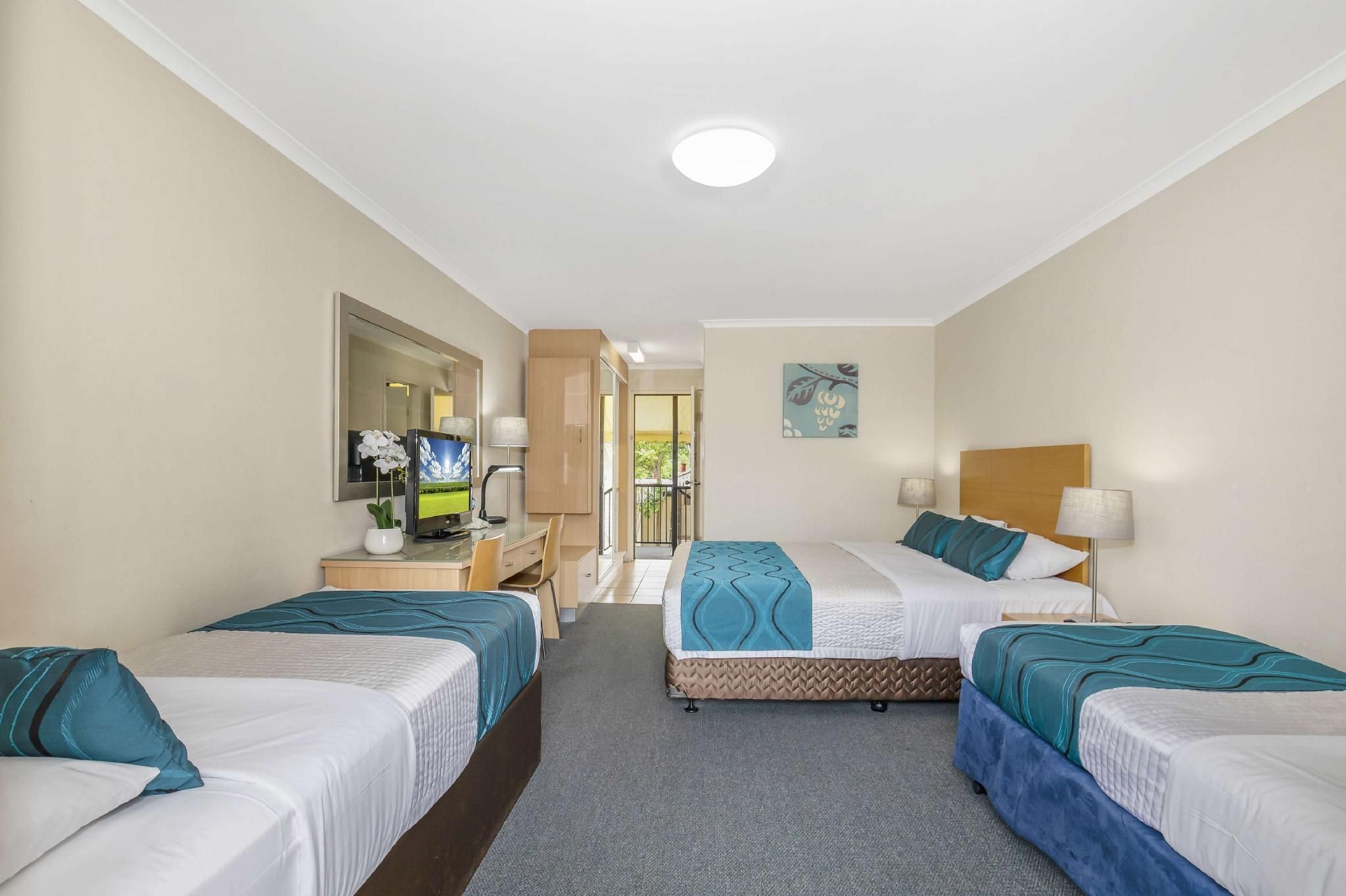 1 King 2 Single Beds, Nonsmoking, Deluxe