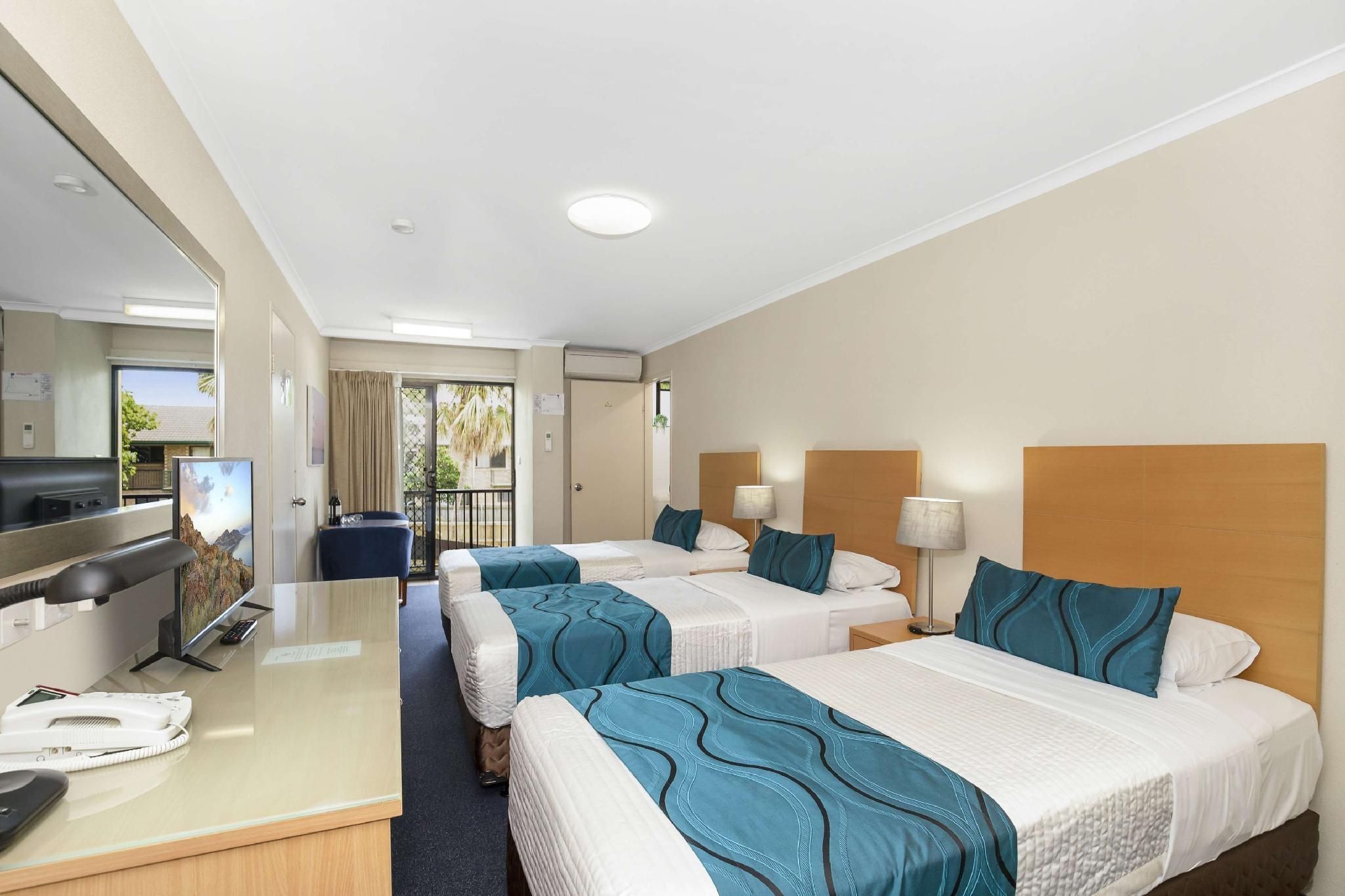 3 Single Beds, Nonsmoking, Deluxe