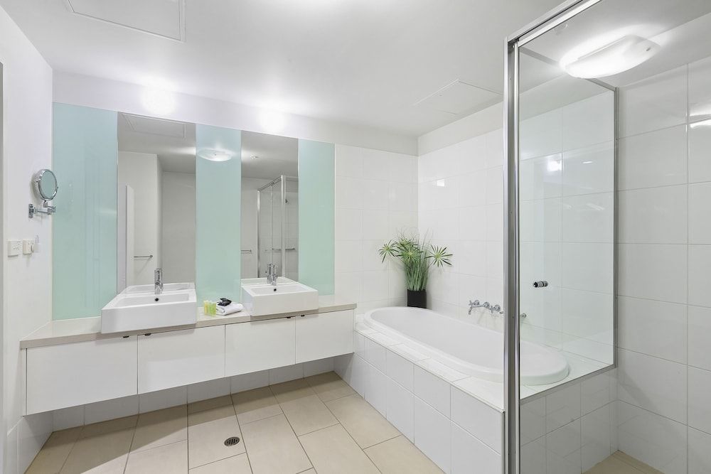 Melbourne Holiday Apartments Flinders Wharf 3 Bedroom 2 Bath Deluxe Apartment 11