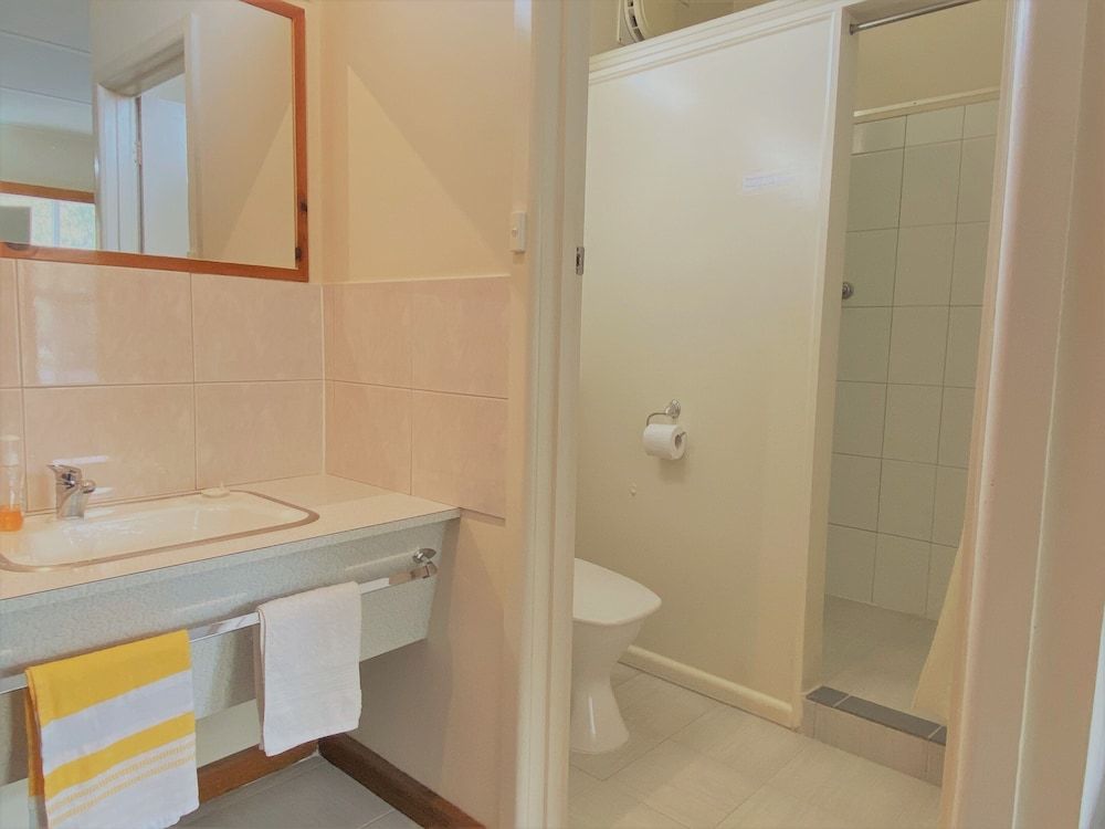 Terang Motor Inn Triple Room 4