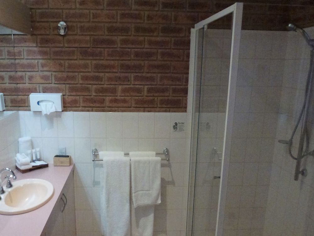 Colonial Motor Inn Bairnsdale Queen and Single (Twin) 9