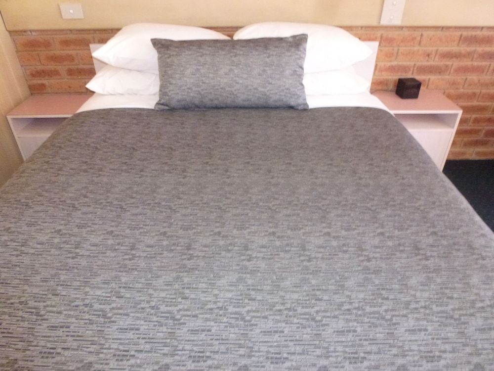 Colonial Motor Inn Bairnsdale Queen Room 3