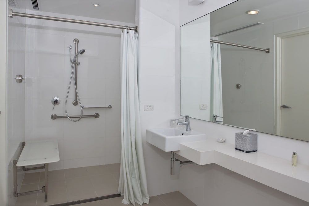 The Gateway Inn Deluxe King Accessible 4