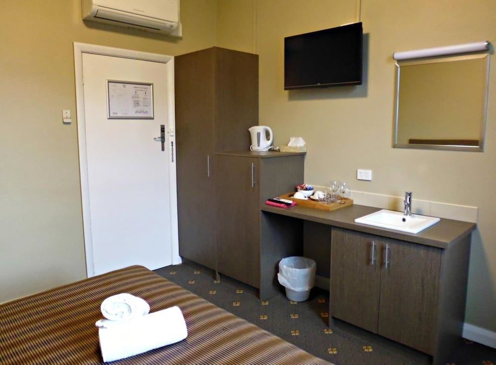 Formby Hotel Family Room (4 share) 8