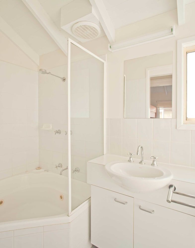 Blue Lagoon Beach Resort 2 Bedroom Ocean View Cabin 6