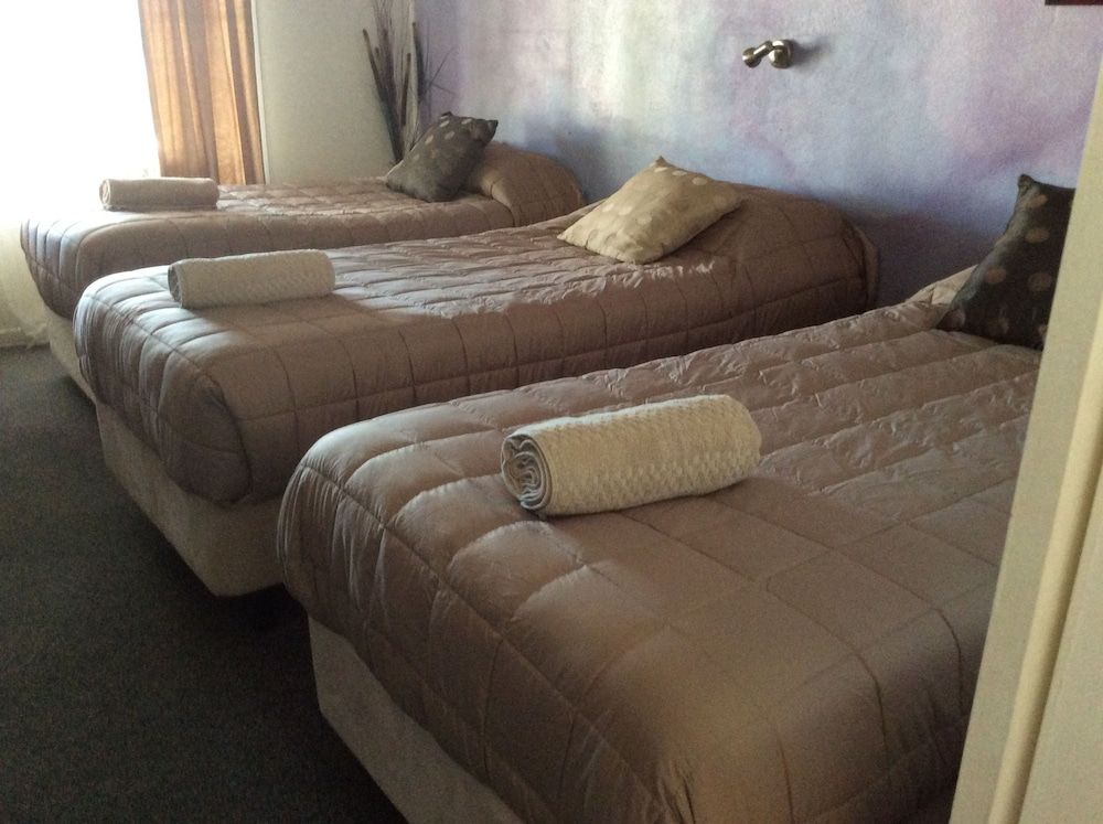 Triple Non Smoking Room (3 x single beds or 1 x king bed & 1 x single bed)