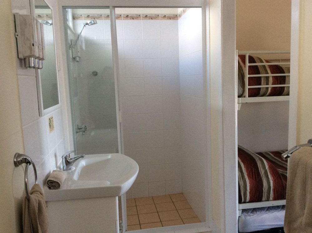 Family Room, Non Smoking - 1 Queen and 1 Double Bunk Bed