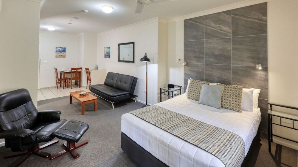Deluxe Room, 1 Queen Bed, Balcony, Garden View