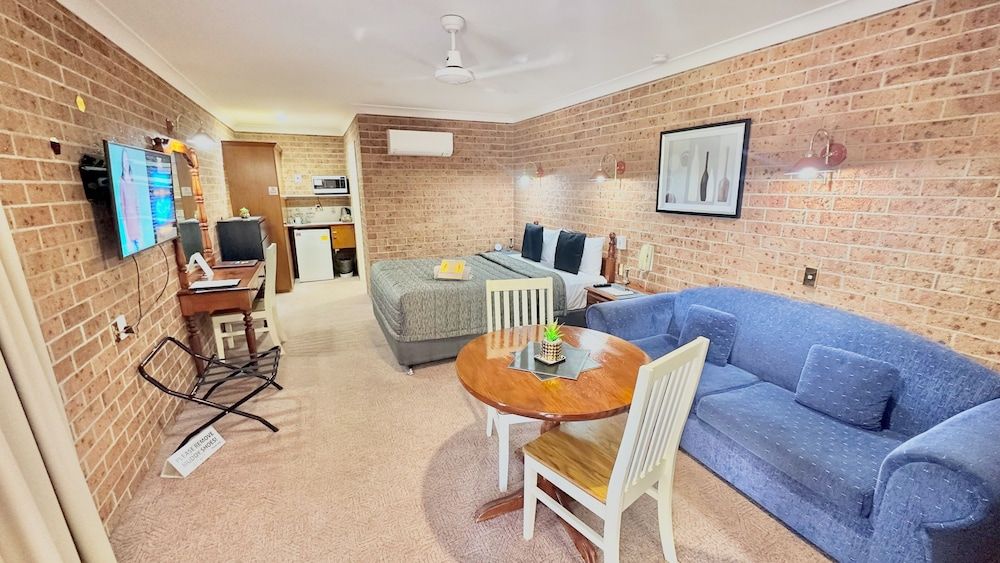 Golden Grain Motor Inn Deluxe Double Room 7