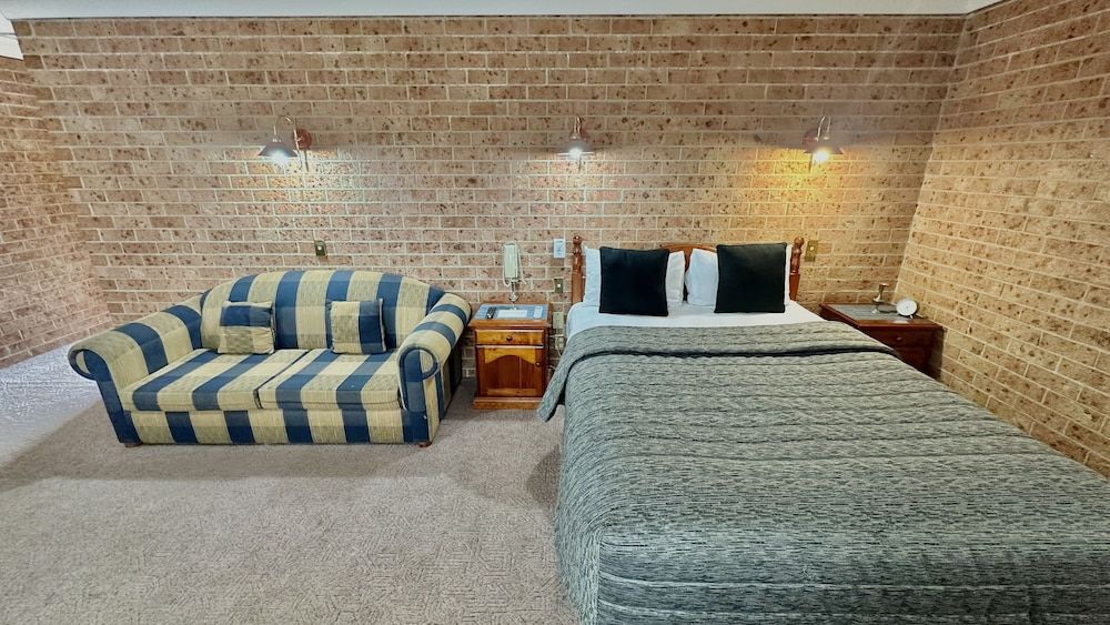 Golden Grain Motor Inn Deluxe Double Room 3