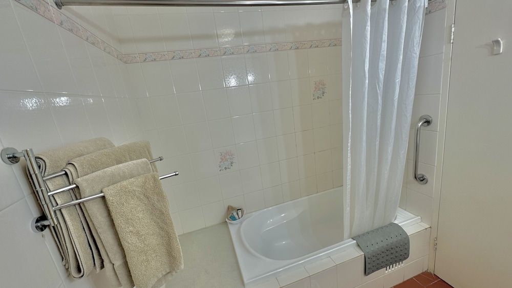 Golden Grain Motor Inn Deluxe Double Room 6