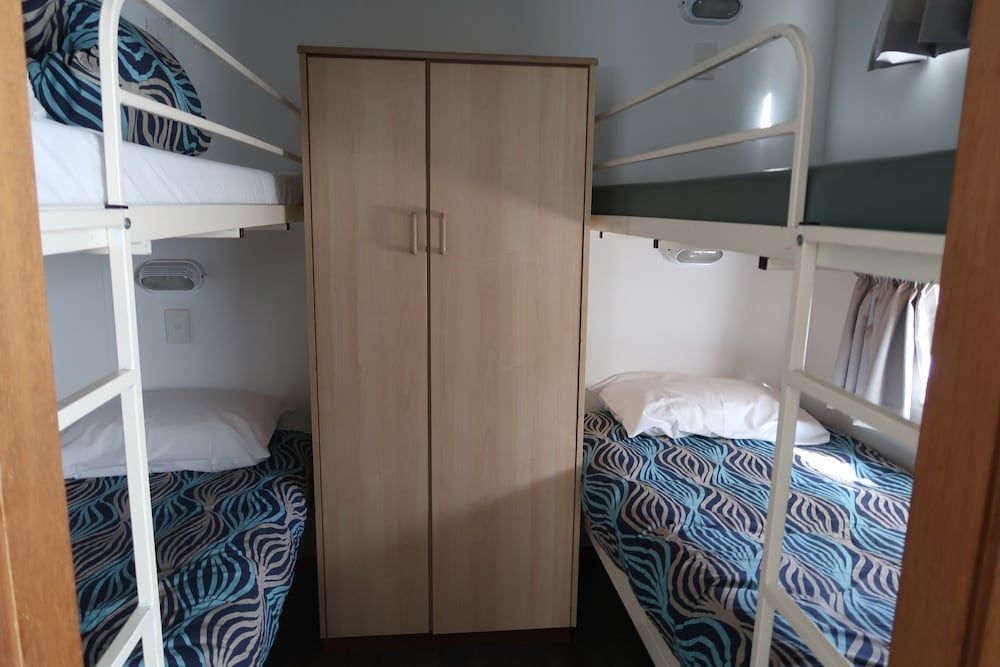 Euroa Caravan Park Family Cabin, Multiple Beds, Garden Area