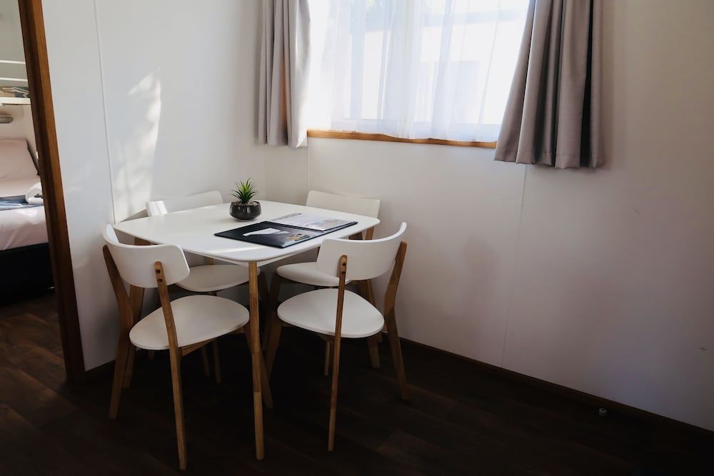 Euroa Caravan Park Family Cabin, 2 Bedrooms, Pool View 3