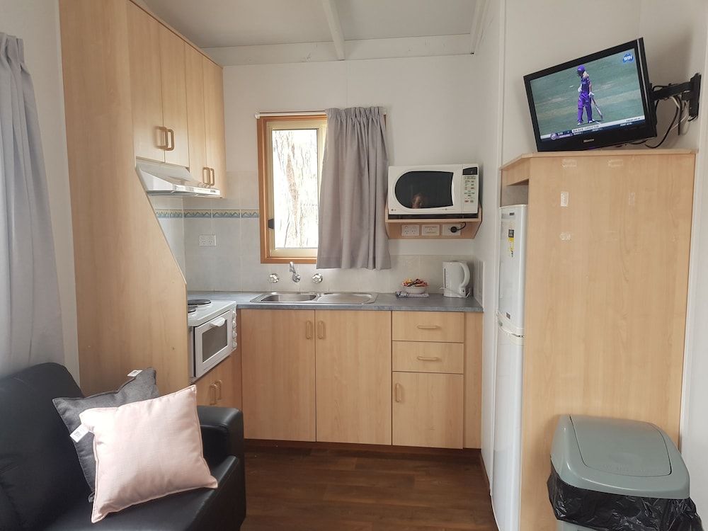 Euroa Caravan Park Family Cabin, 2 Bedrooms, Pool View 4