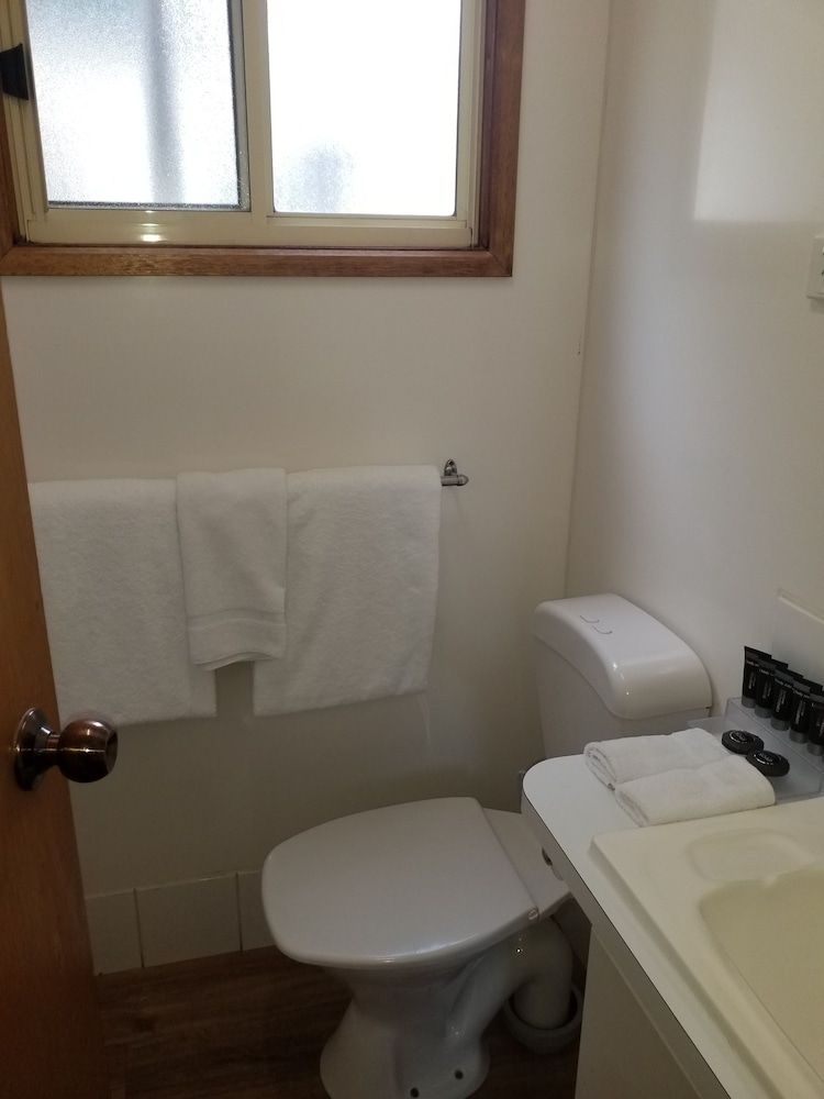 Euroa Caravan Park Family Cabin, 2 Bedrooms, Pool View 2