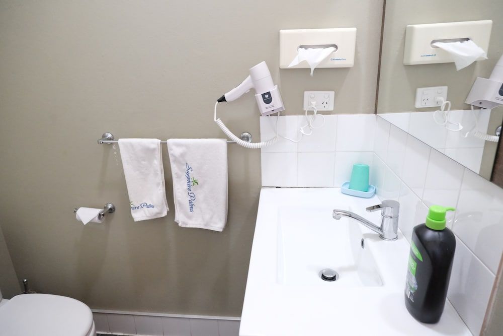 Sapphire Palms Motel Deluxe Family Room Ground Floor - 2 Queen and 1 Single Bed 10