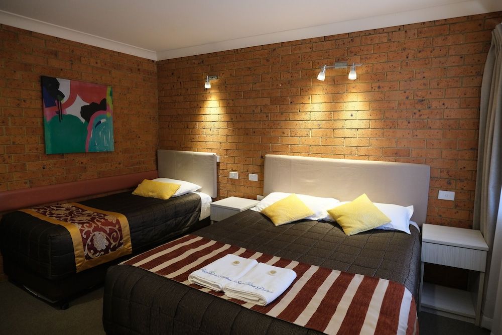 Deluxe Queen Room Ground Floor - 1 Queen and 1 Single Bed