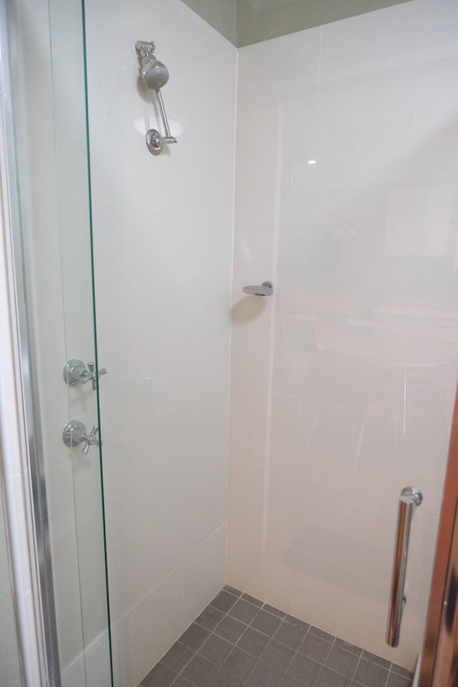 Sapphire Palms Motel Large Family Room Upstairs Room - 2 Queen Bed and 1 Single Bed 15