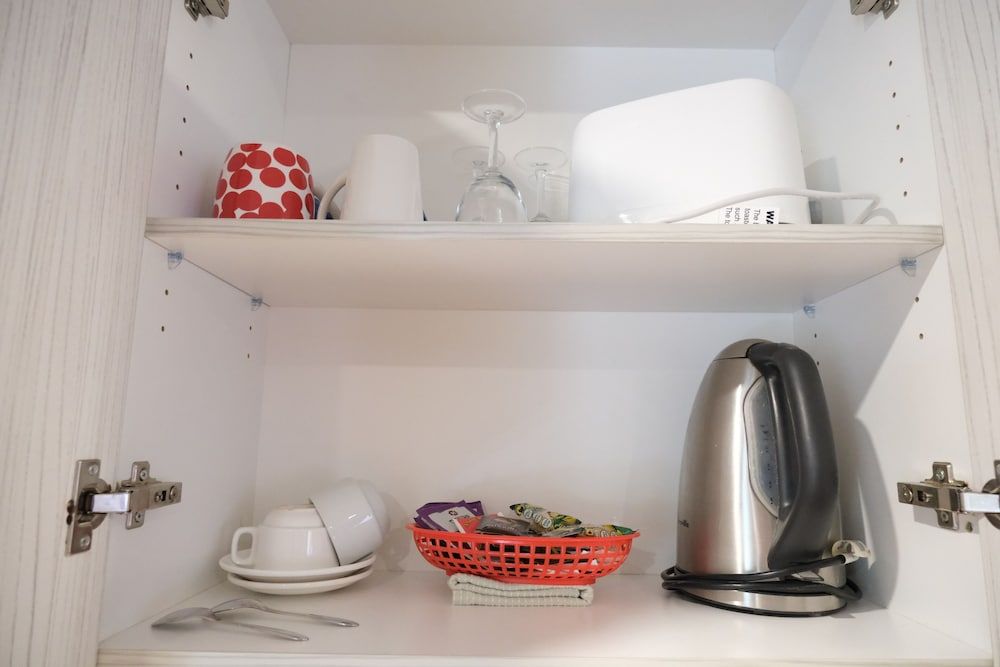 Sapphire Palms Motel Large Family Room Upstairs Room - 2 Queen Bed and 1 Single Bed 10