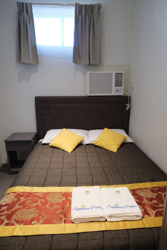 Sapphire Palms Motel Deluxe Family Room Ground Floor - 2 Queen and 1 Single Bed 3
