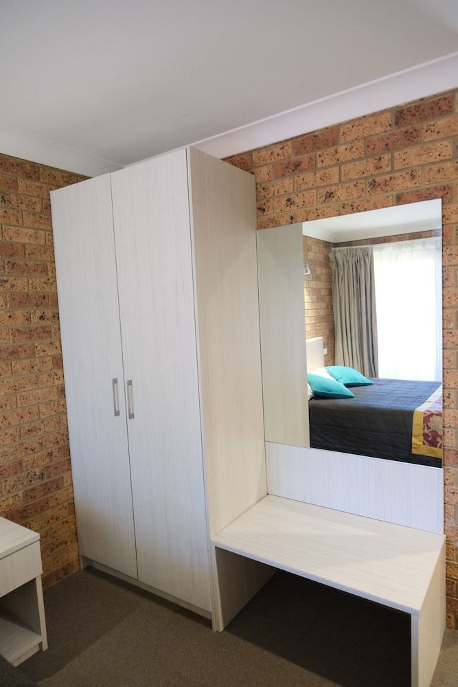 Sapphire Palms Motel Large Family Room Upstairs Room - 2 Queen Bed and 1 Single Bed 16