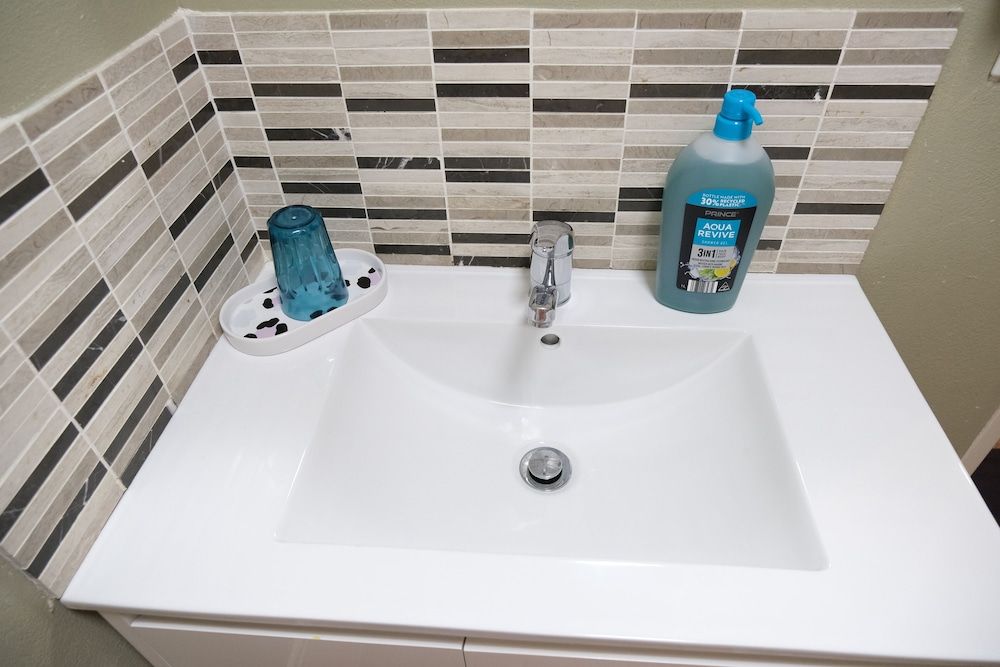 Sapphire Palms Motel Large Family Room Upstairs Room - 2 Queen Bed and 1 Single Bed 11