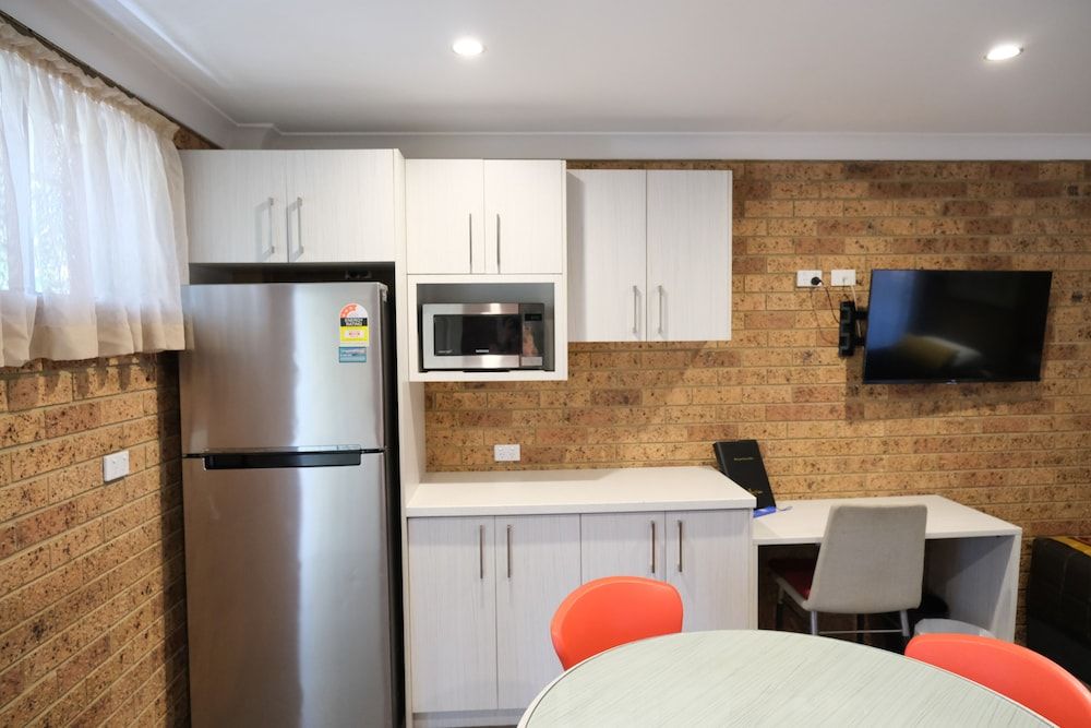 Sapphire Palms Motel Large Family Room Upstairs Room - 2 Queen Bed and 1 Single Bed 17