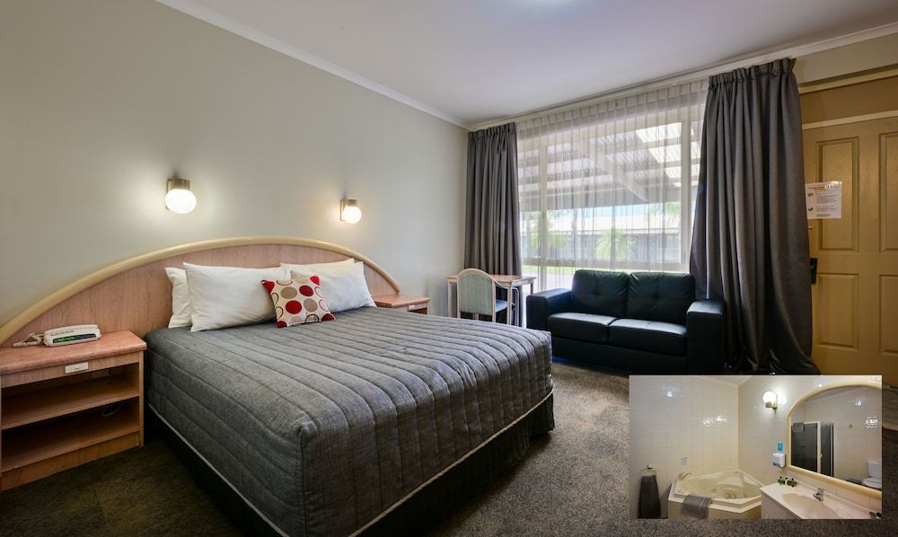 Westland Hotel Motel Palms Queen Room