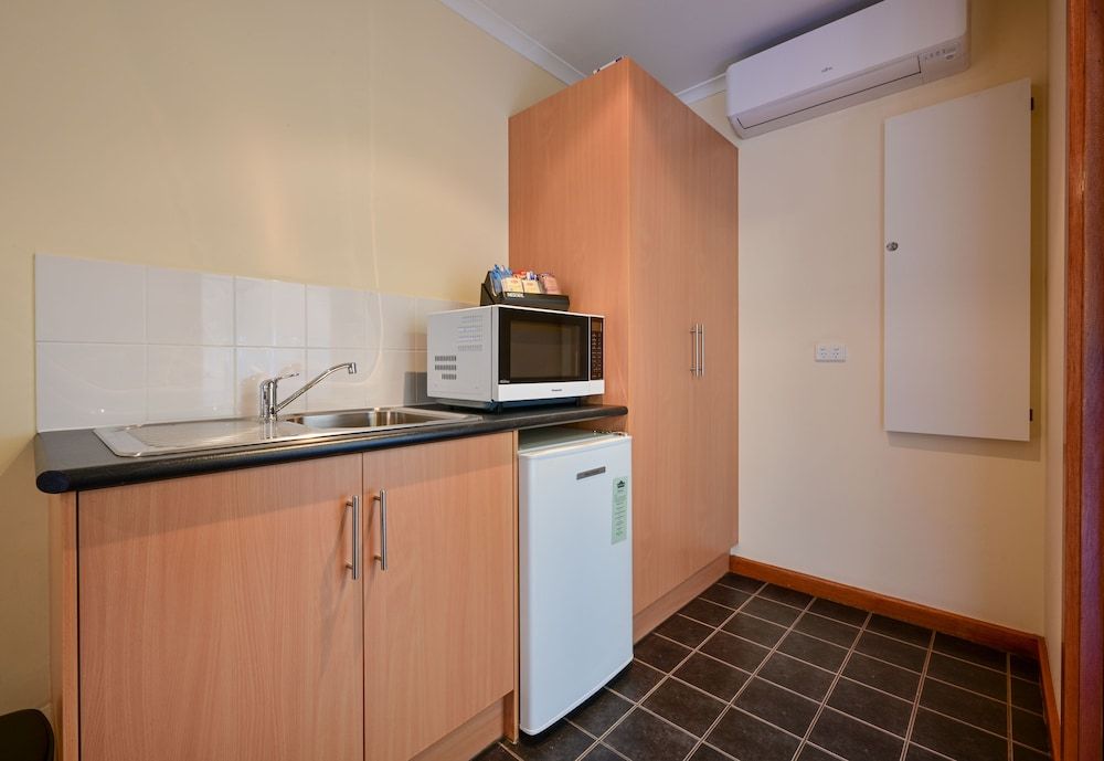 Westland Hotel Motel Westland Deluxe Room 4