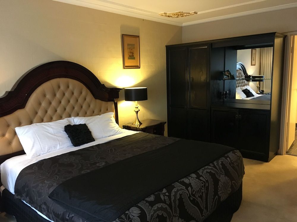 Albury Manor House Deluxe King 3