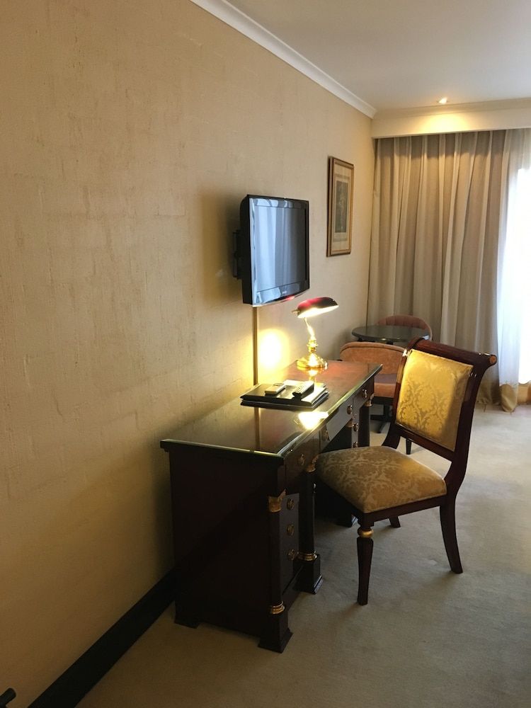 Albury Manor House Deluxe King 5