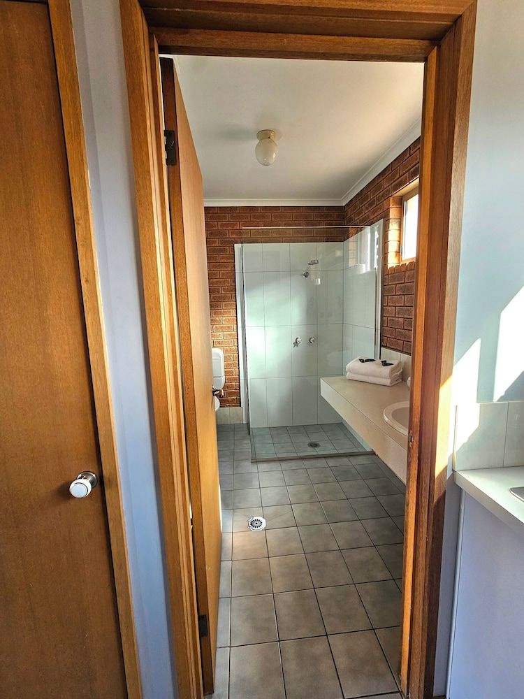 Bridge Motor Inn Deluxe Room 4