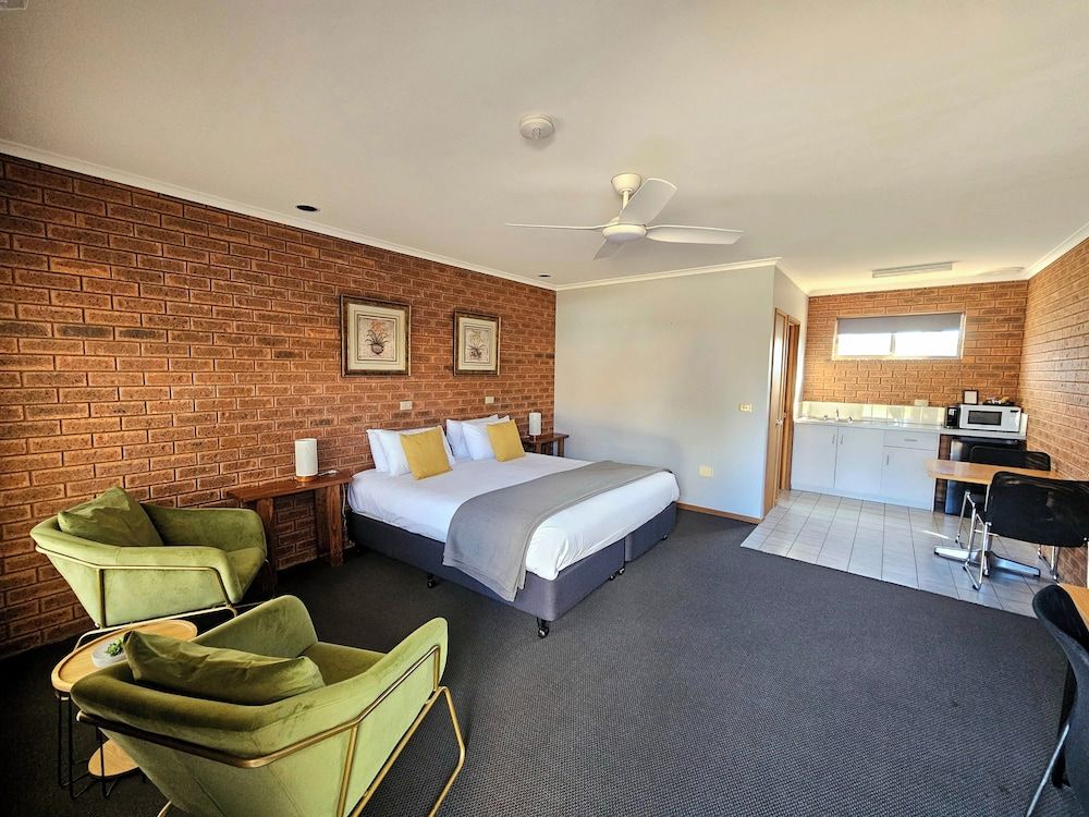 Bridge Motor Inn Deluxe Room 2