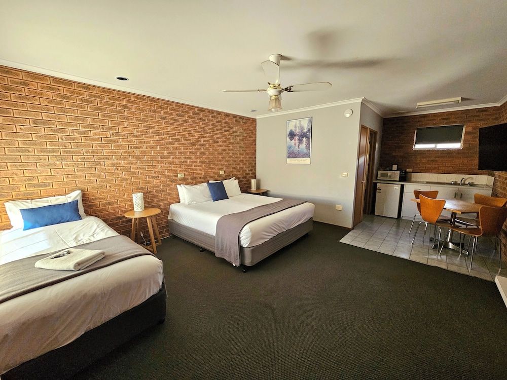 Bridge Motor Inn Large Family Room 6