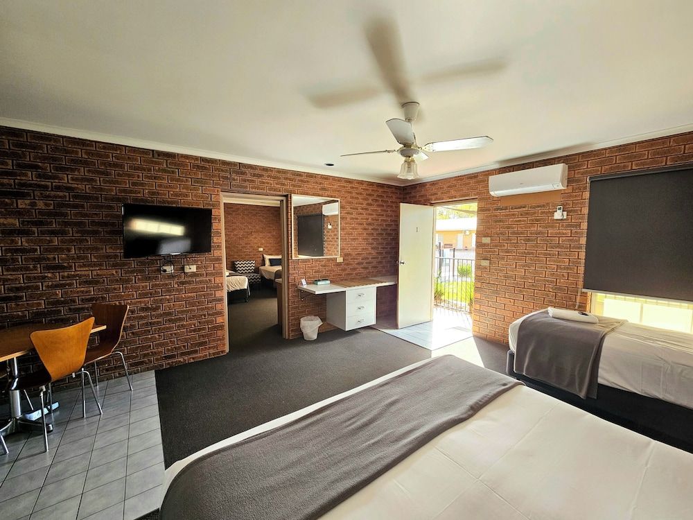 Bridge Motor Inn Large Family Room 4