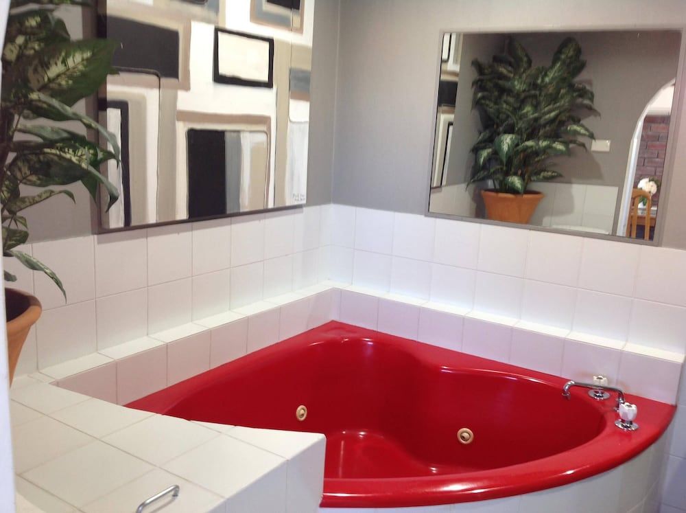 Avlon Gardens Motel - Ballina Deluxe Double Room, 1 King Bed, Jetted Tub 5