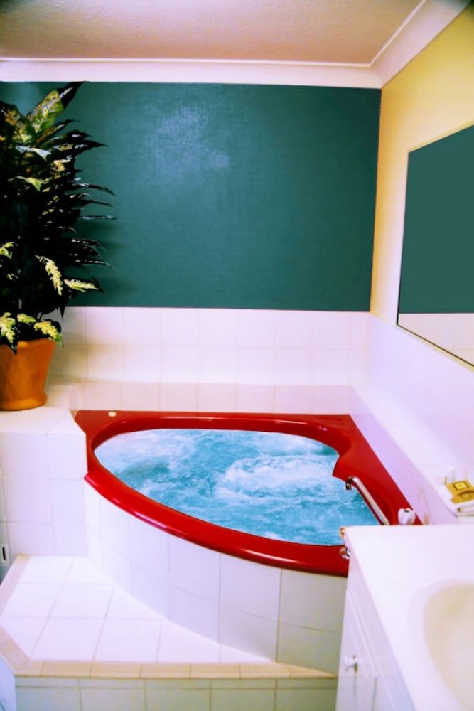 Avlon Gardens Motel - Ballina Deluxe Double Room, 1 King Bed, Jetted Tub 6