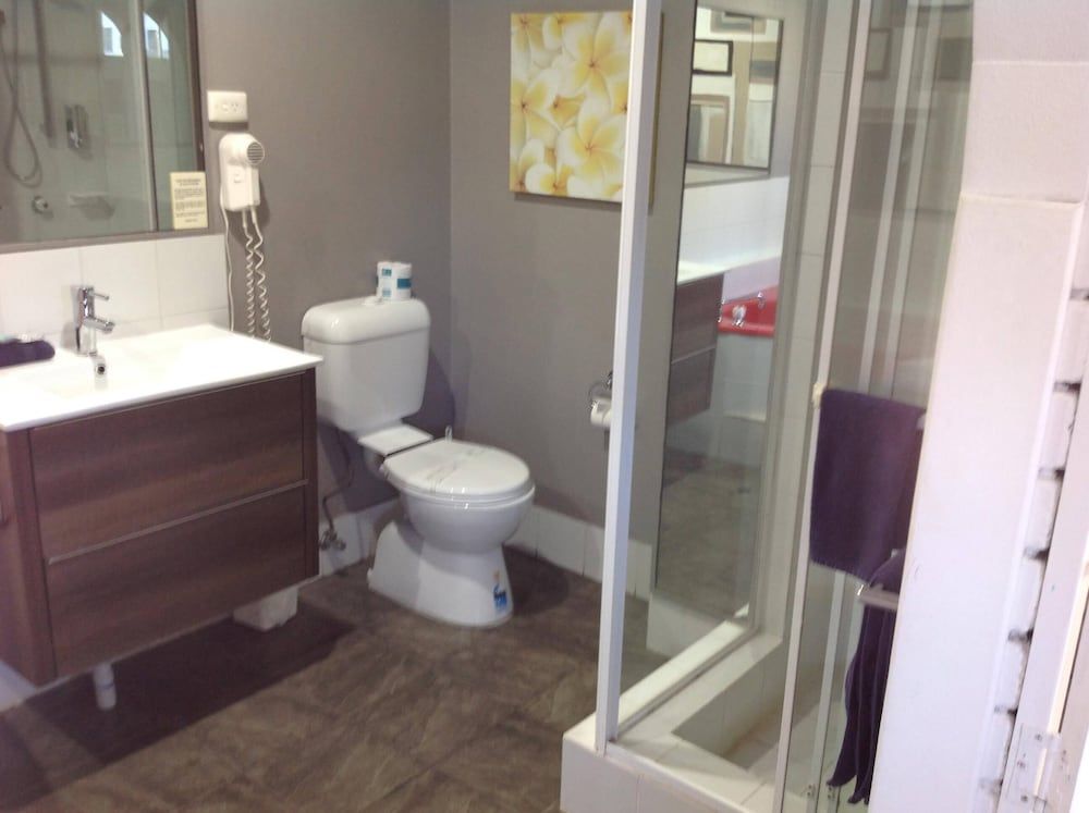 Avlon Gardens Motel - Ballina Deluxe Double Room, 1 King Bed, Jetted Tub 4