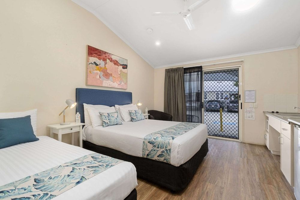 Caboolture Central Motor Inn, SureStay Collection by BW Deluxe Room, Multiple Beds, Accessible, Kitchenette