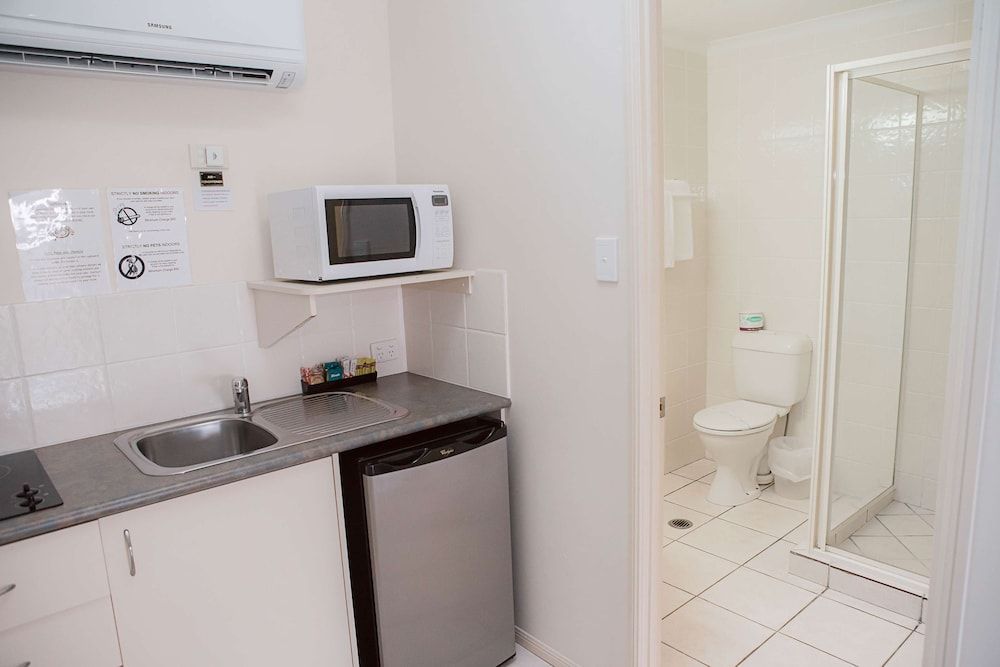 Caboolture Central Motor Inn, SureStay Collection by BW Family Room, Multiple Beds, Non Smoking, Kitchenette 4