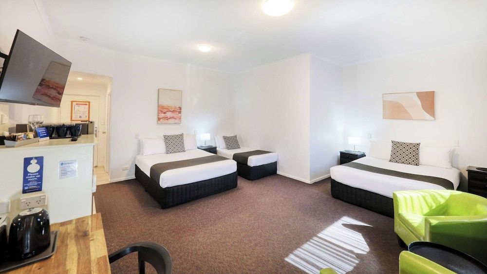 Best Western Caboolture Gateway Motel Deluxe Room, Multiple Beds, Non Smoking, Refrigerator & Microwave (2 queen and 1 single bed) 2