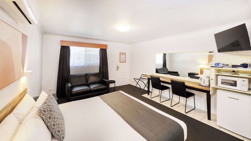 Deluxe Room, 1 King Bed, Non Smoking, Jetted Tub