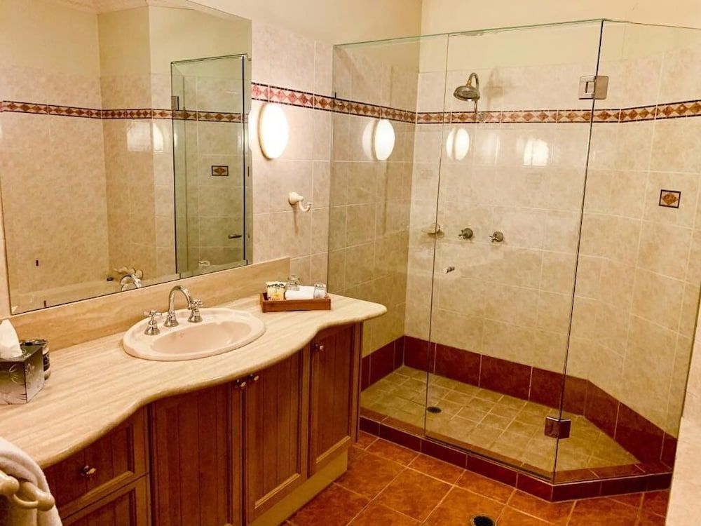 Royal Albert Hotel Luxury Triple Room 4