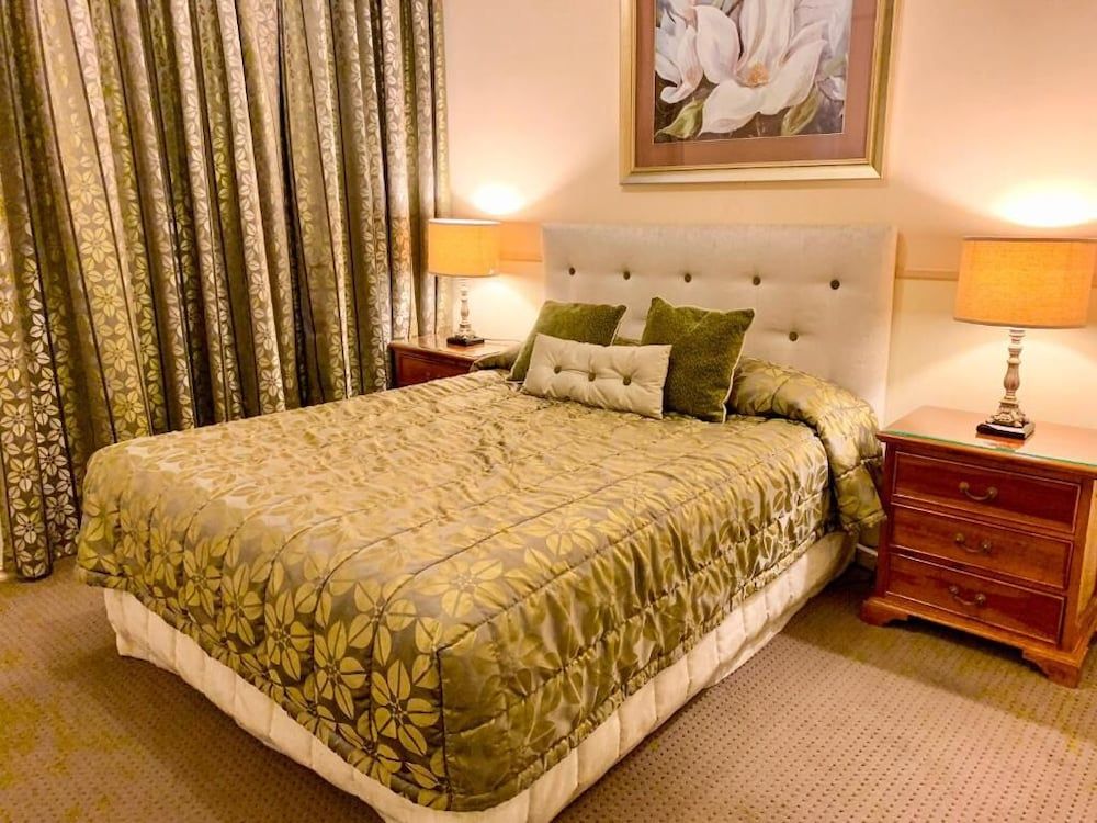 Royal Albert Hotel Luxury Triple Room 2