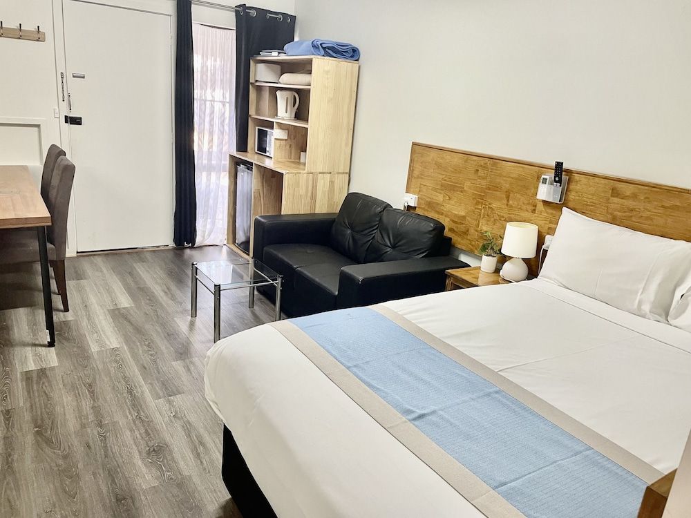 Highway Motor Inn Deluxe Suite 4