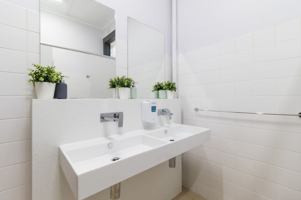 Royal Hotel Ryde Twin Room 5